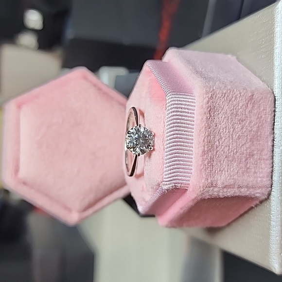 NWT Stunning 1ct Moissanite Engagement Ring w/Paperwork - Picture 6 of 17